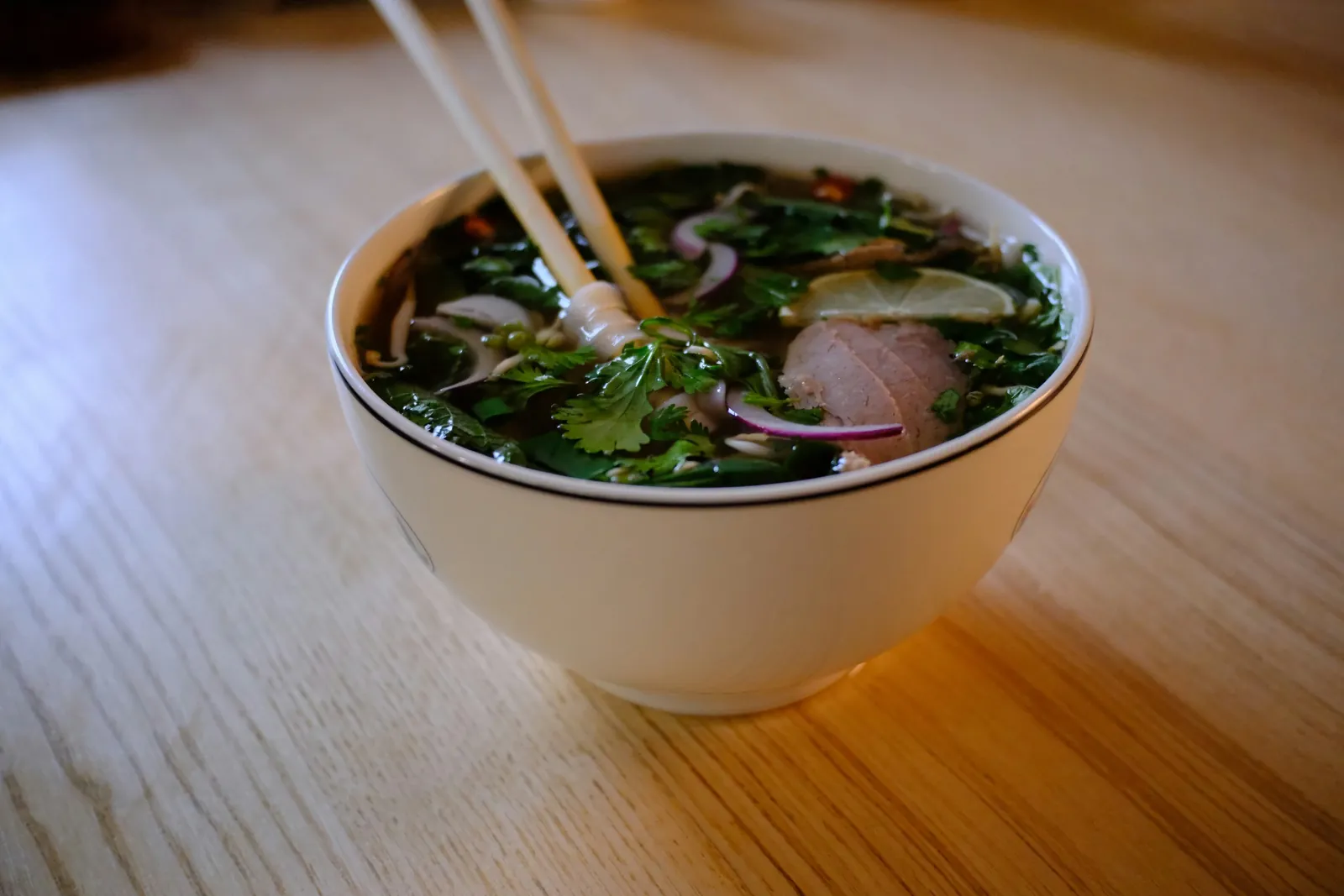 En bolle pho med ferske urter